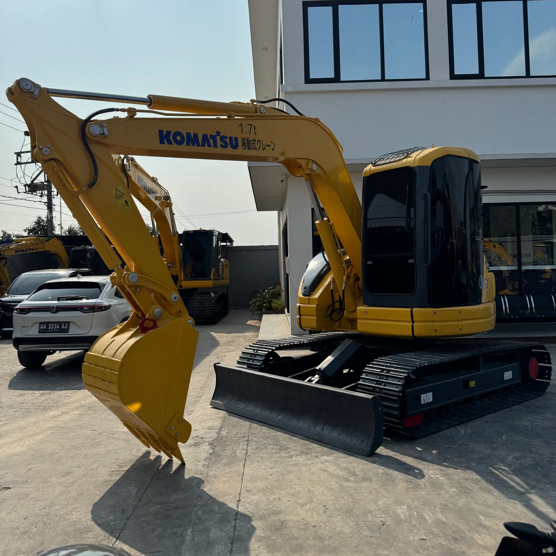 KOMATSU PC75US-3 - 15784, tampak depan keseluruhan unit