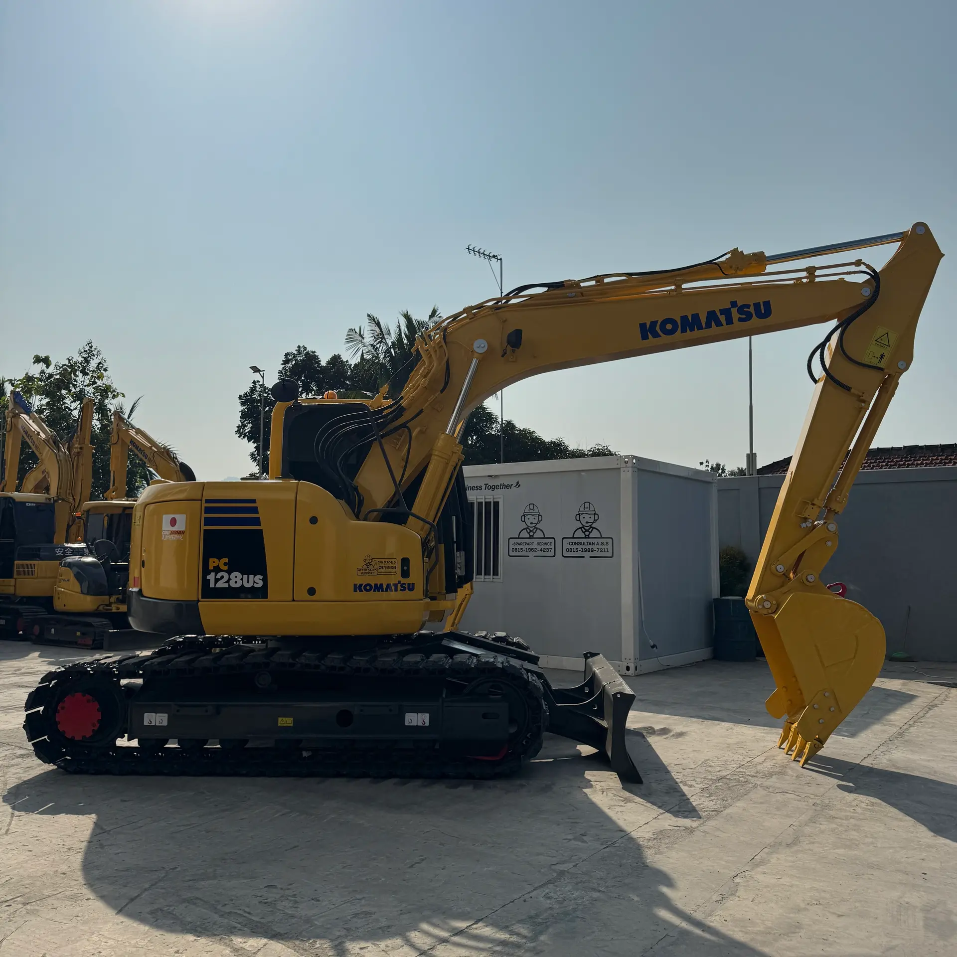 KOMATSU PC128US-8 - 23743, tampak samping kanan