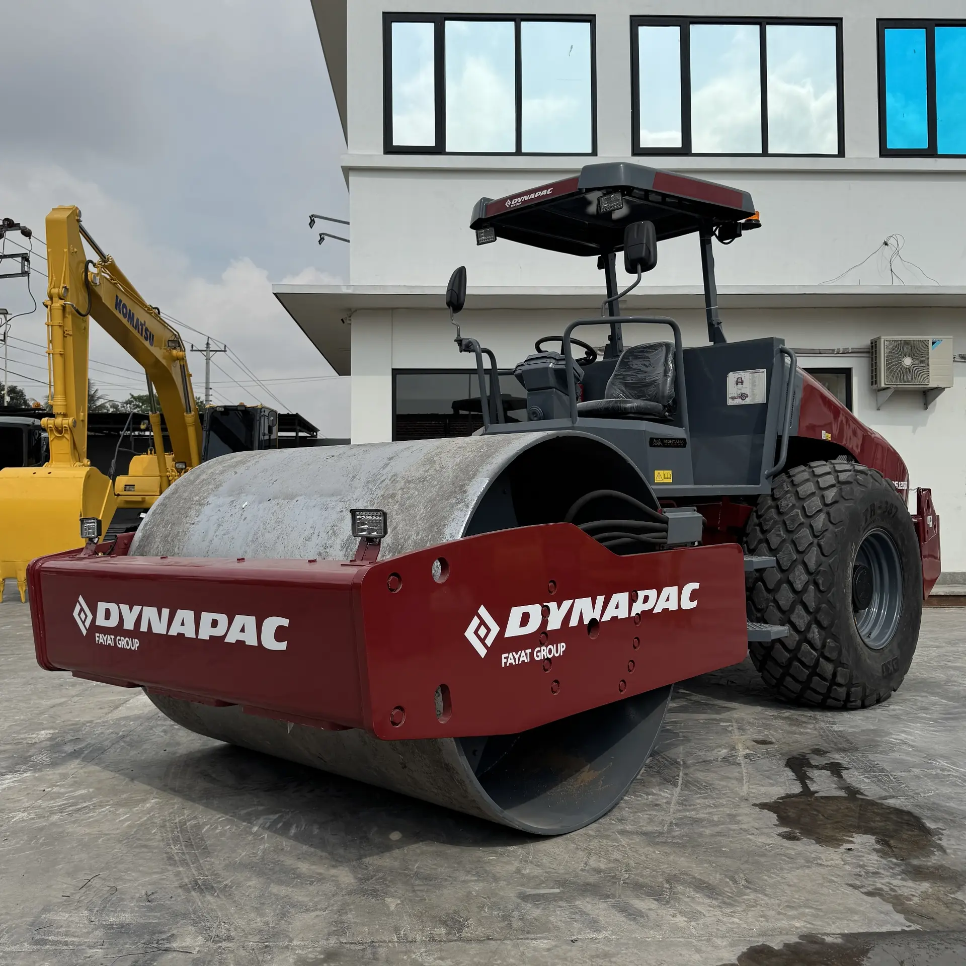 DYNAPAC DRS120D - 10300194VNE011888, tampak depan keseluruhan unit
