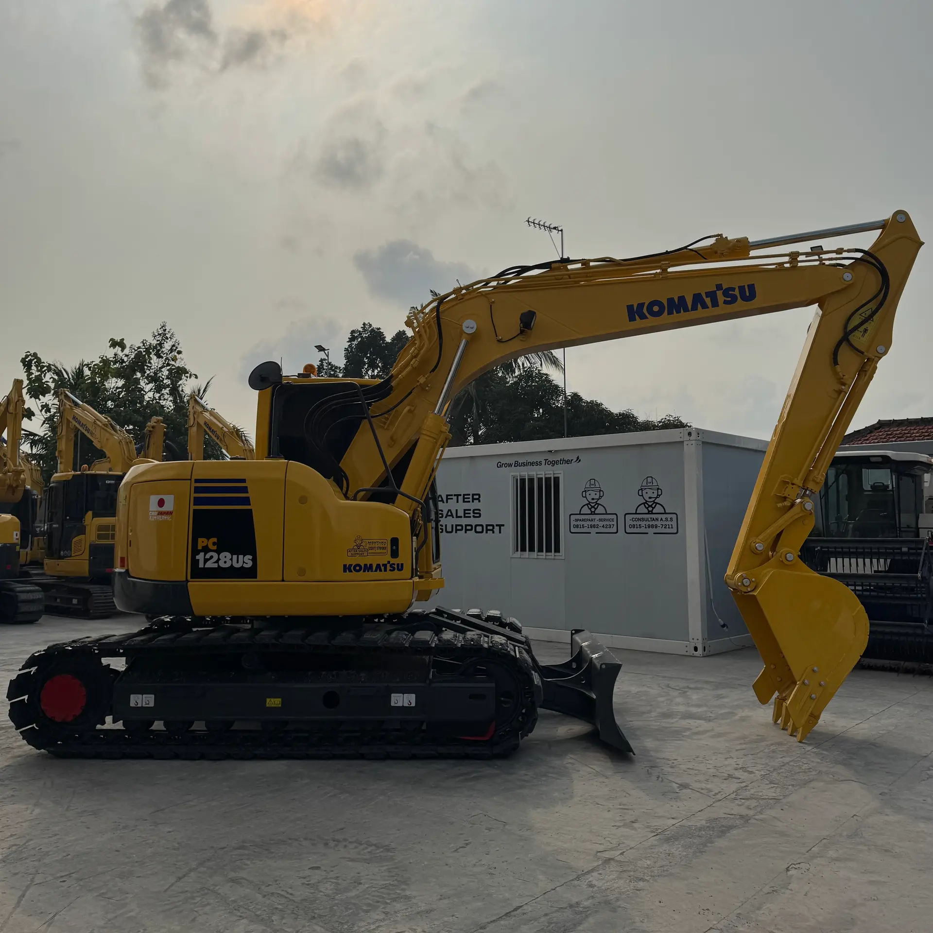 KOMATSU PC128US-8 - 22146, right side view