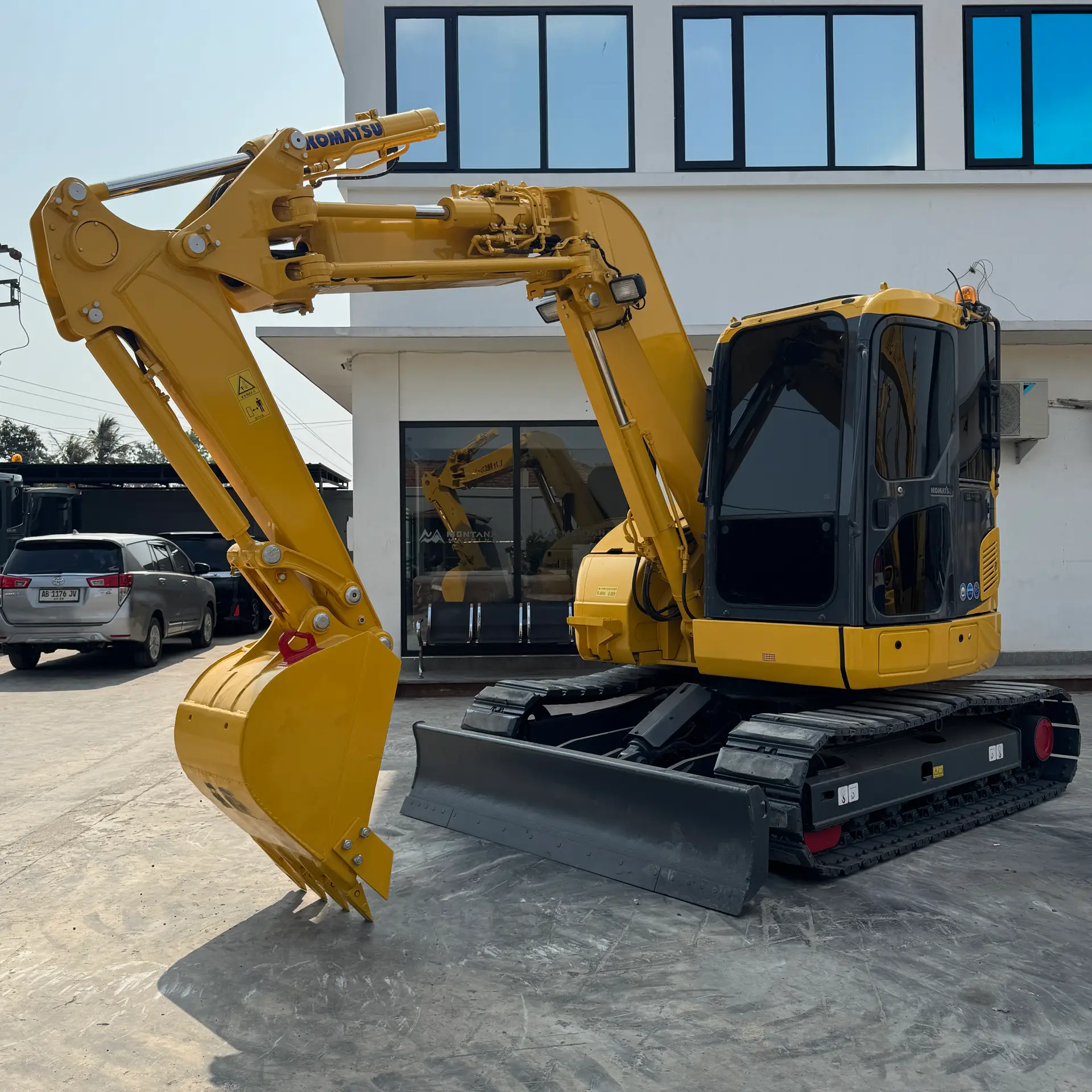 KOMATSU PC78UU-8 - 27400, tampak depan keseluruhan unit