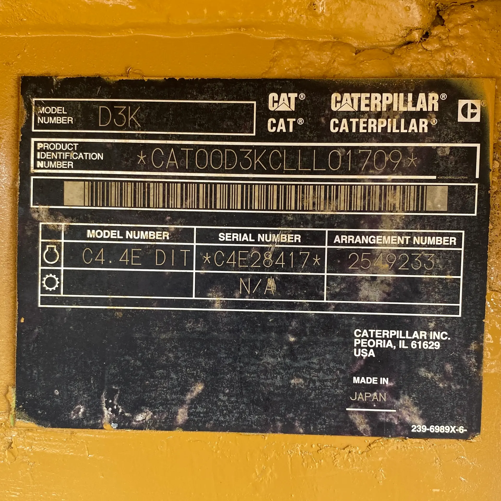 CATERPILAR D3K LGP - CAE28417, plat identitas unit