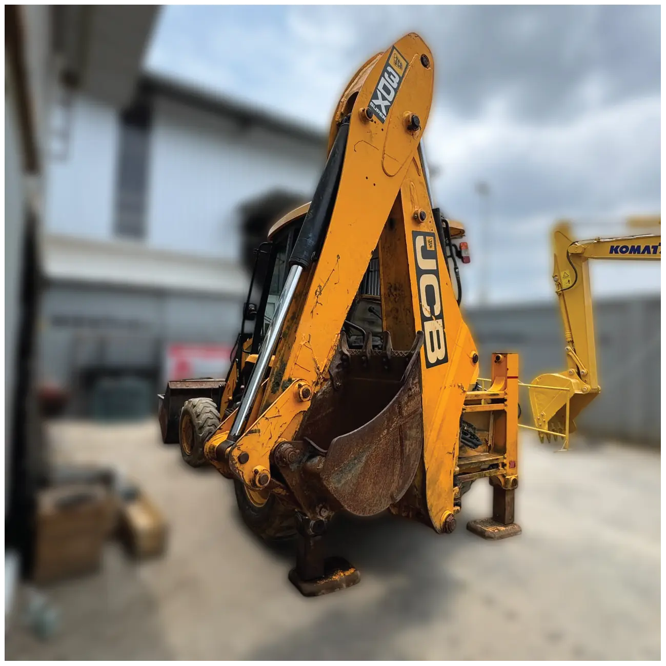 JCB 3DX - HAR3DXLSULM2975067, tampak belakang