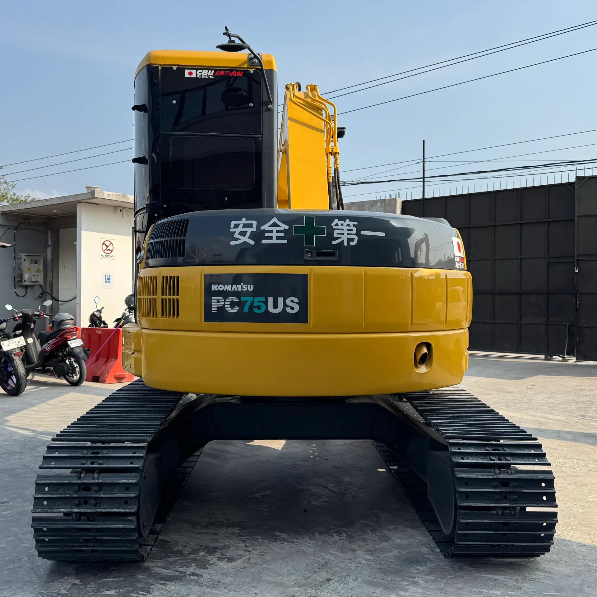 KOMATSU PC75US-3 - 15784, tampak belakang