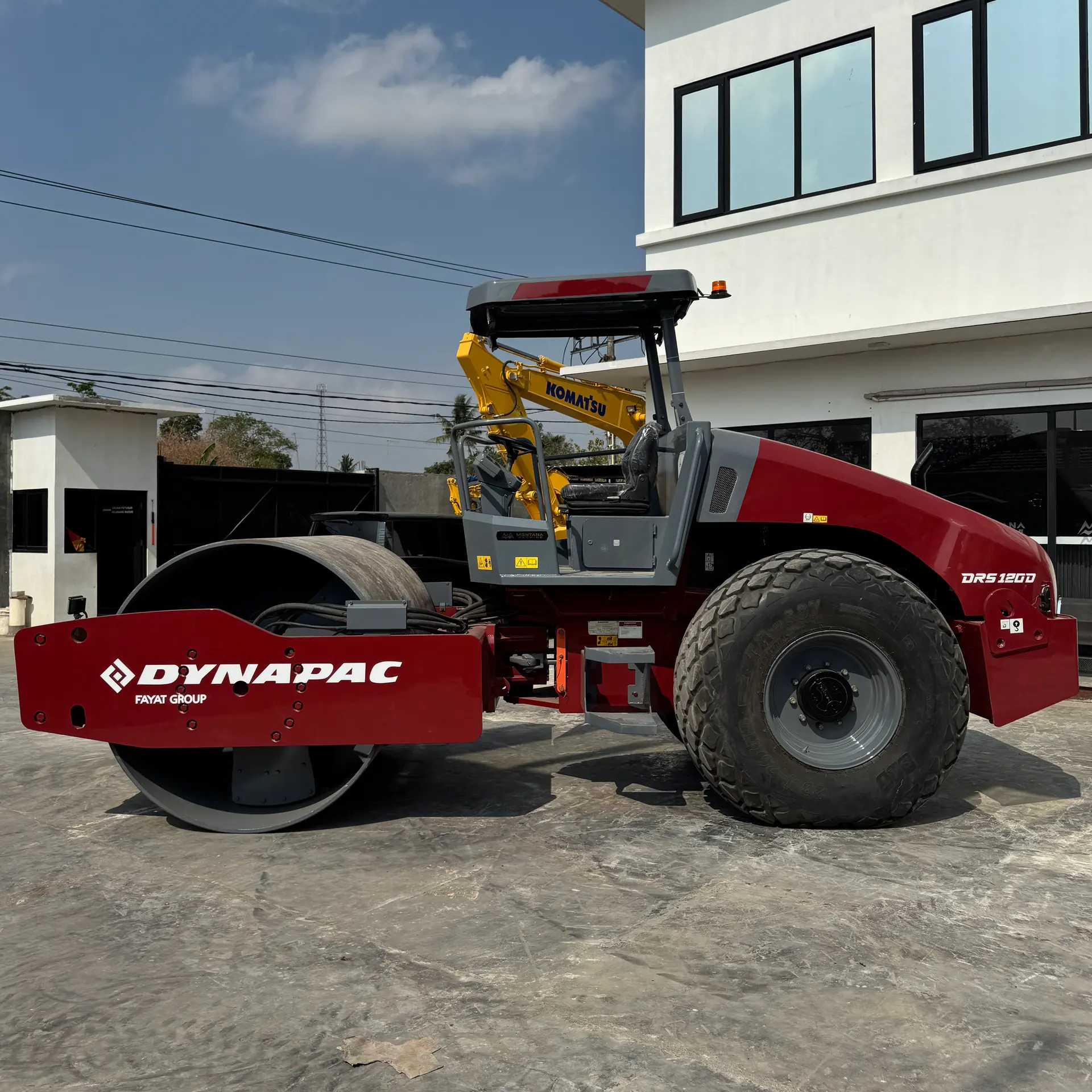 DYNAPAC DRS120D - 10300194KME011142, tampak samping kiri