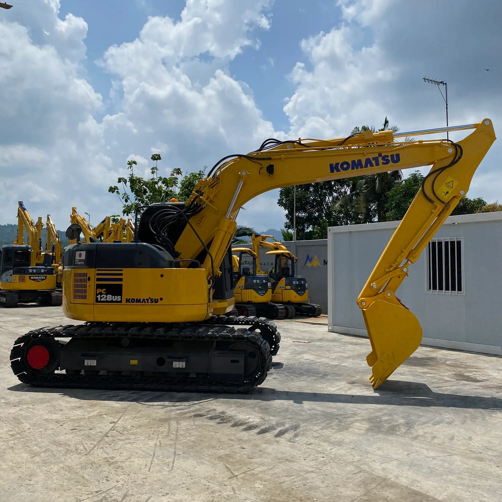 KOMATSU PC128US-2 - 5018, tampak samping kanan
