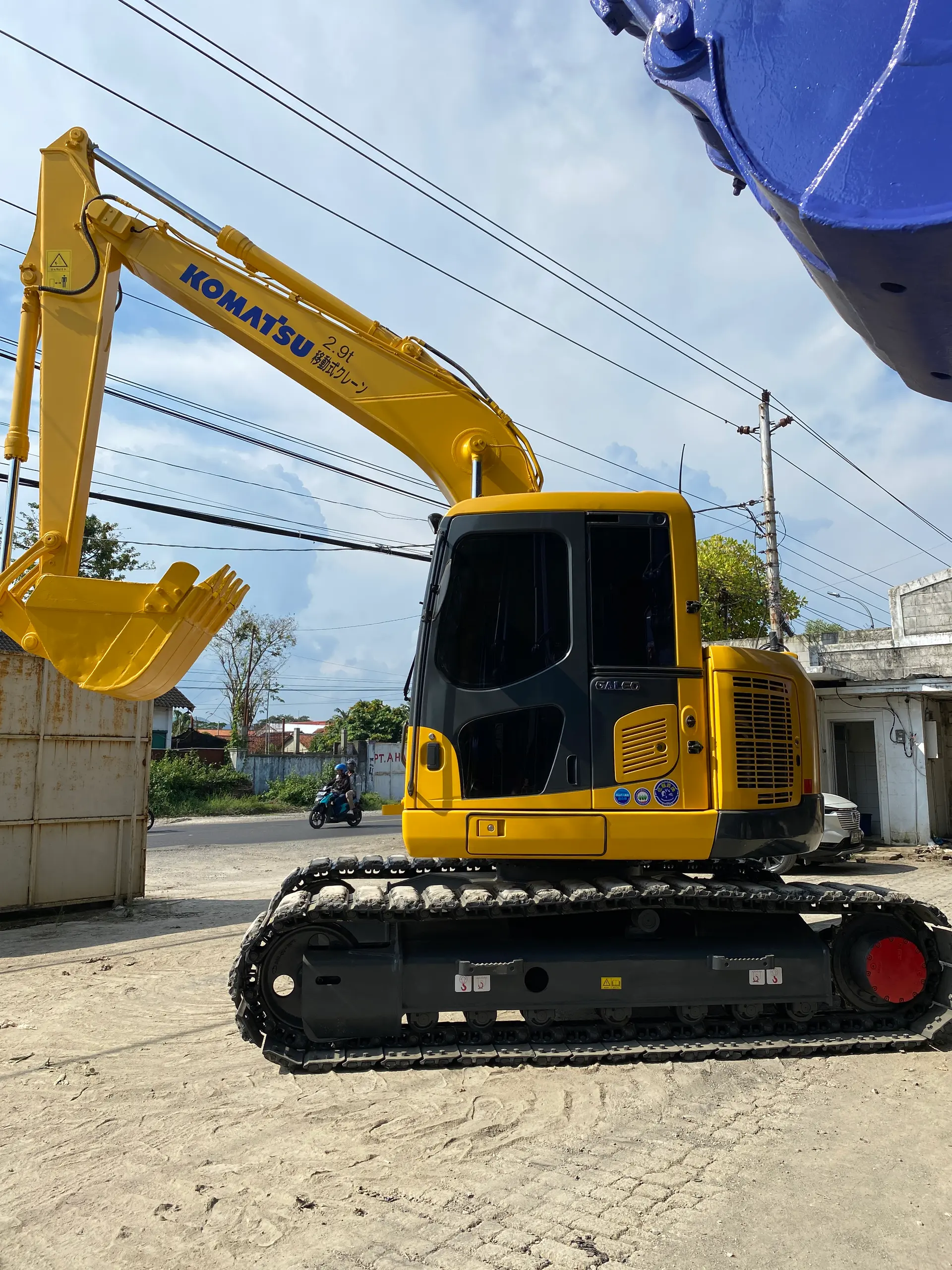 KOMATSU PC128US-8 - 21221, tampak samping kiri