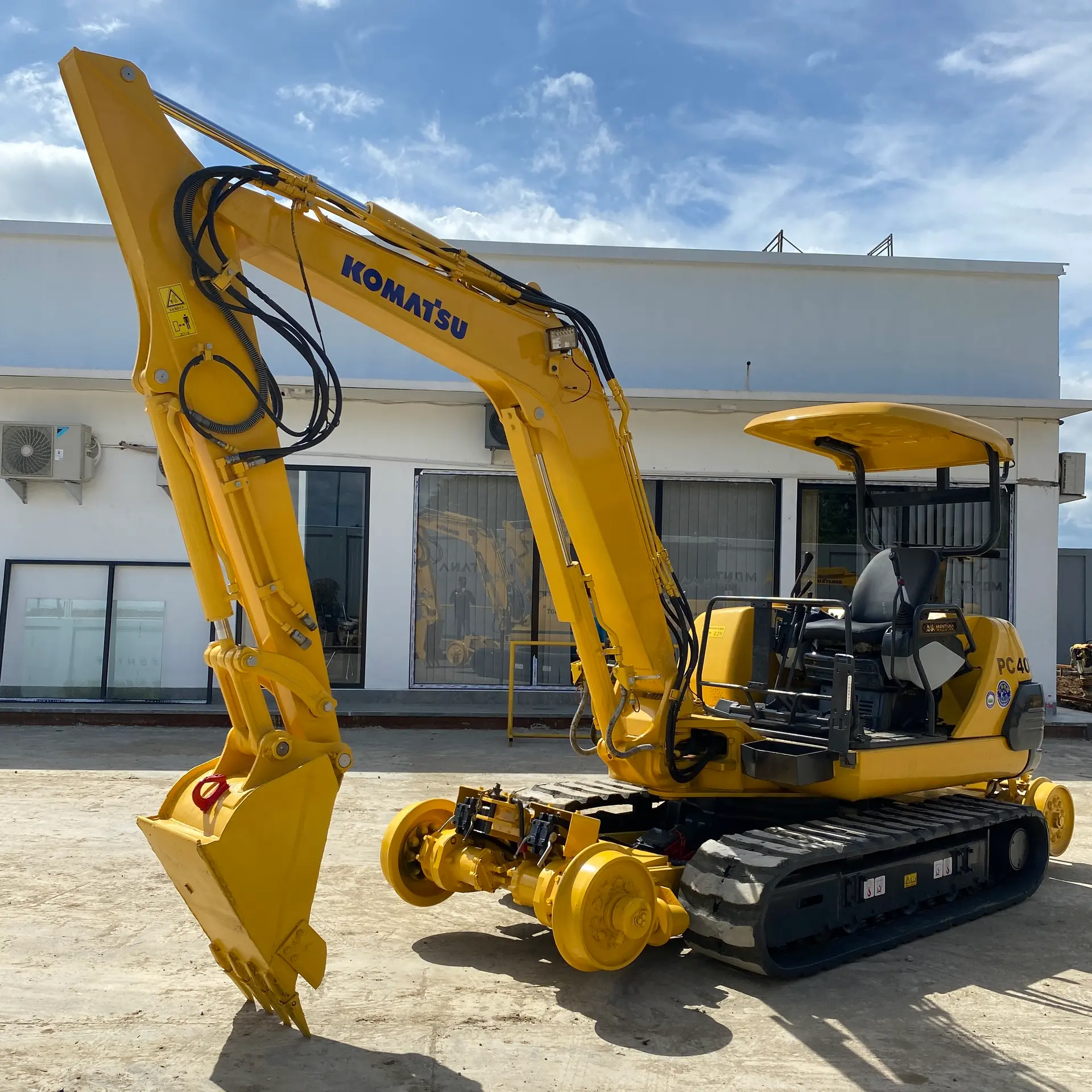 KOMATSU PC40T-7 - 24532, tampak depan keseluruhan unit