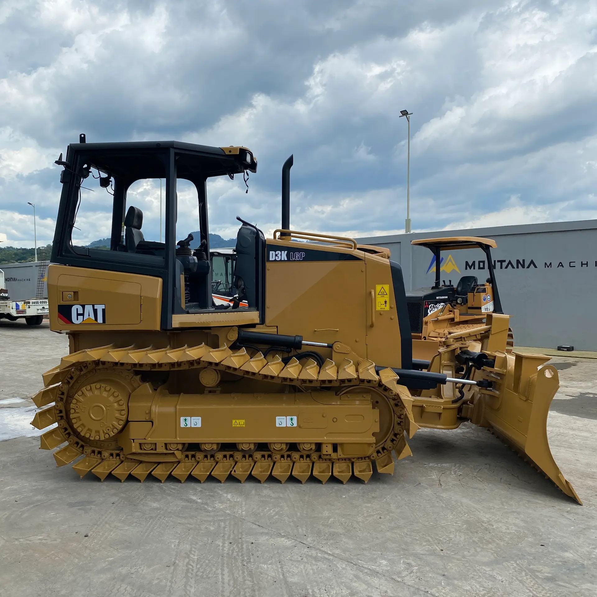 CATERPILAR D3K LGP - CAE28417, tampak samping kanan