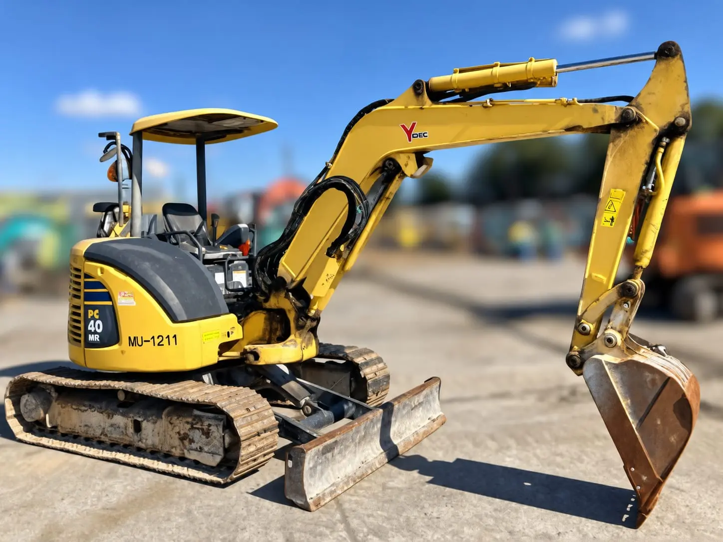 KOMATSU PC40MR-3 21977, tampak depan keseluruhan unit