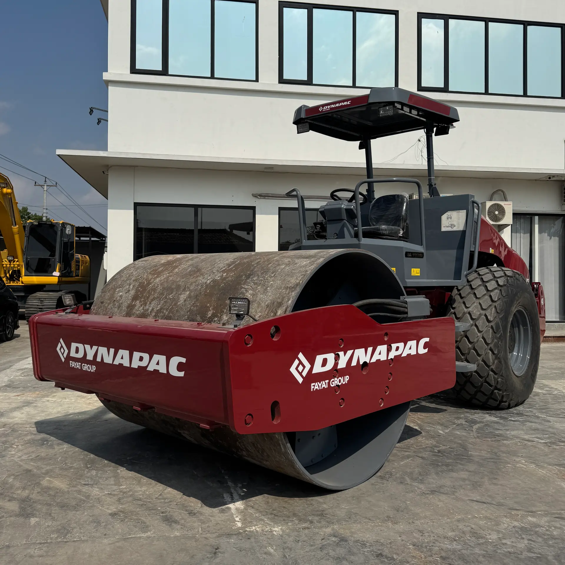 DYNAPAC DRS120D - 10300194KME011142, tampak depan keseluruhan unit